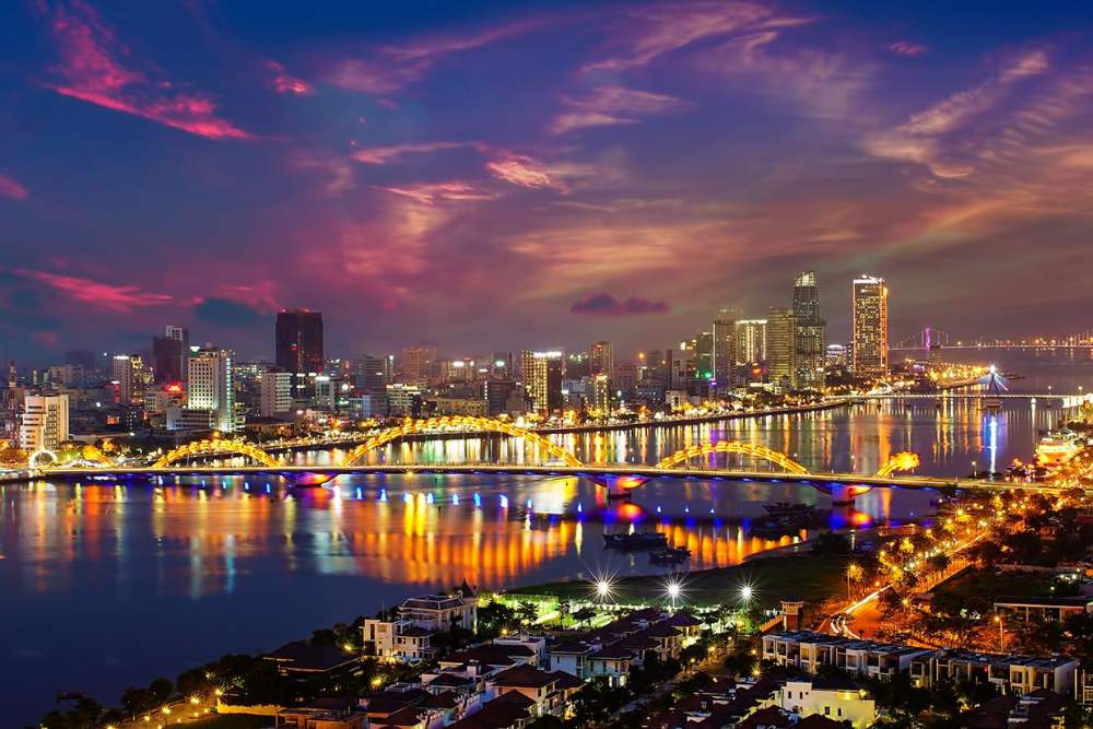 Vue panoramique du pont du Dragon et de la ville de Da Nang la nuit